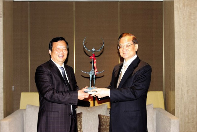 原隨州書(shū)記贈(zèng)送鹿鶴給連戰(zhàn)